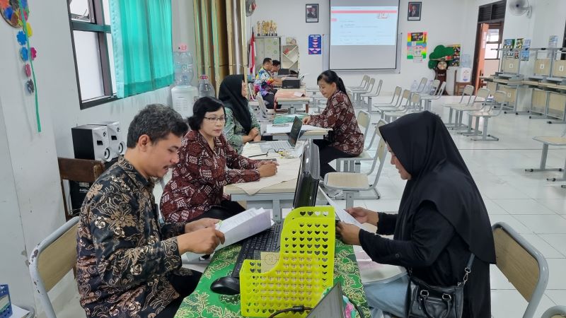 SELEKSI: Orang tua siswa saat mendaftarkan anaknya di SDN Jetis 1 Jogja Selasa(3/6).