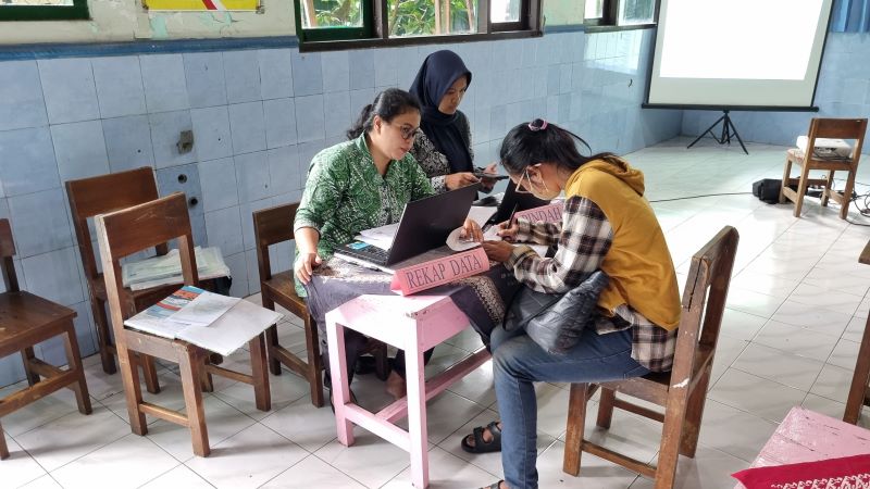 Orang tua siswa mendaftarkan anaknya di SDN Gondolayu