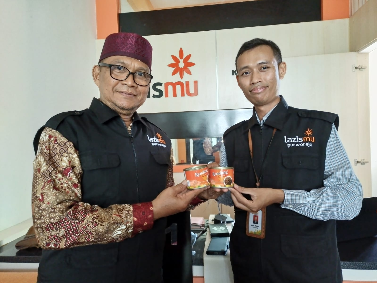 Ketua Badan Pengurus Lazismu Daerah Purworejo Sunardi menunjukkan kaleng kemasan daging kurban berisi rendang siap saji.