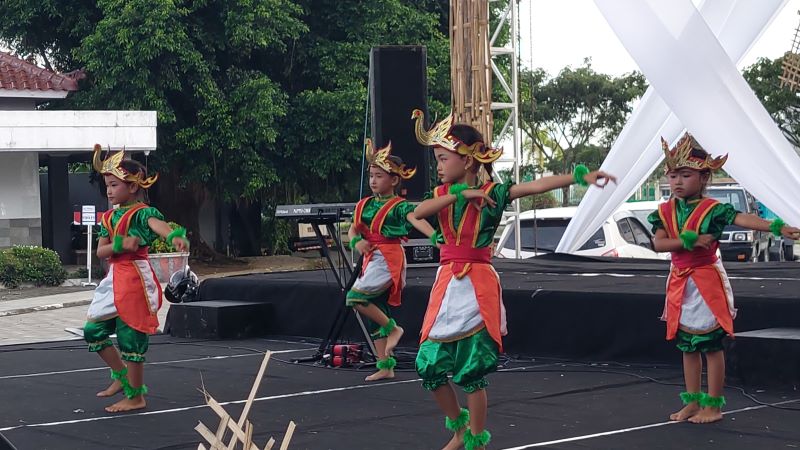 PENAMPILAN: Siswa TK PAUD menampilkan tarian sederhana dalam pentas.&nbsp;