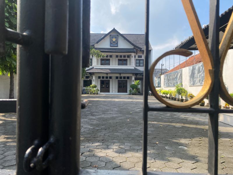 PEMANDANGAN DI BALIK GERBANG: Kantor Dewan Perwakilan Wilayah (DPW) Partai Ummat DIY berlokasi di Prenggan, Kotagede, Kota Jogja, Selasa (3/6/2025).
