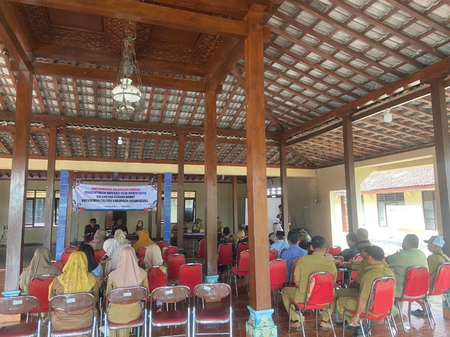 Suasana Musyawarah Khusus Kelurahan Karangduwet dalam rangka pembentukan Koperasi Desa Merah Putih pada Selasa, (19/5).