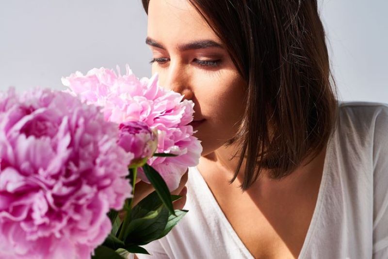 Mencium aroma bunga.