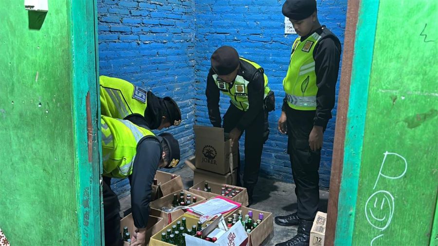 Polres Bantul sedang Merazia beberapa Miras yang ada di Gudang Jalan Parangtritis