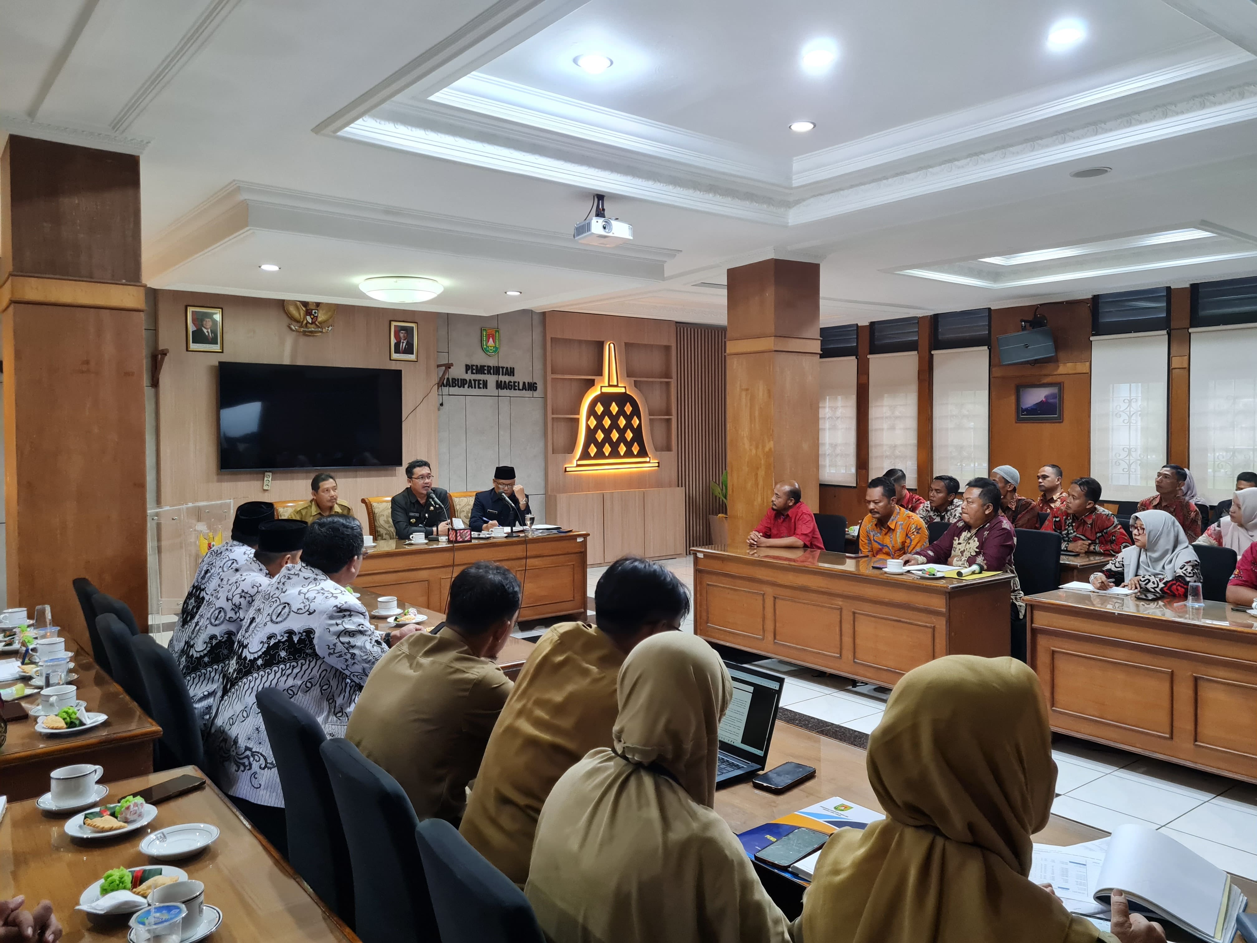 Bupati Magelang menerima audiensi sejumlah PTT tendik di Ruang Cemerlang, kompleks Setda Kabupaten Magelang, Selasa sore (3/6).