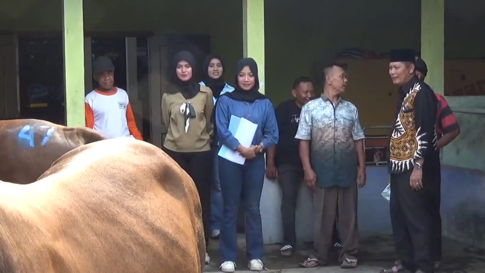 SPG menjelaskan sapi untuk kurban kepada calon pembeli di Kalurahan Sukoreno, Kapanewon Sentolo.