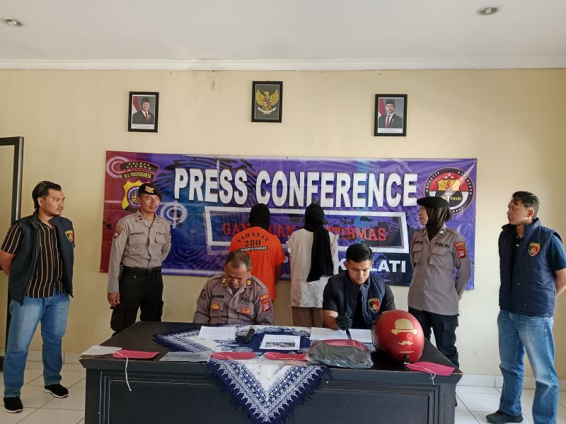 DICOKOK: Pasutri yang melakukan pencurian HP saat dihadirkan di Polsek Mlati Selasa (3/6).