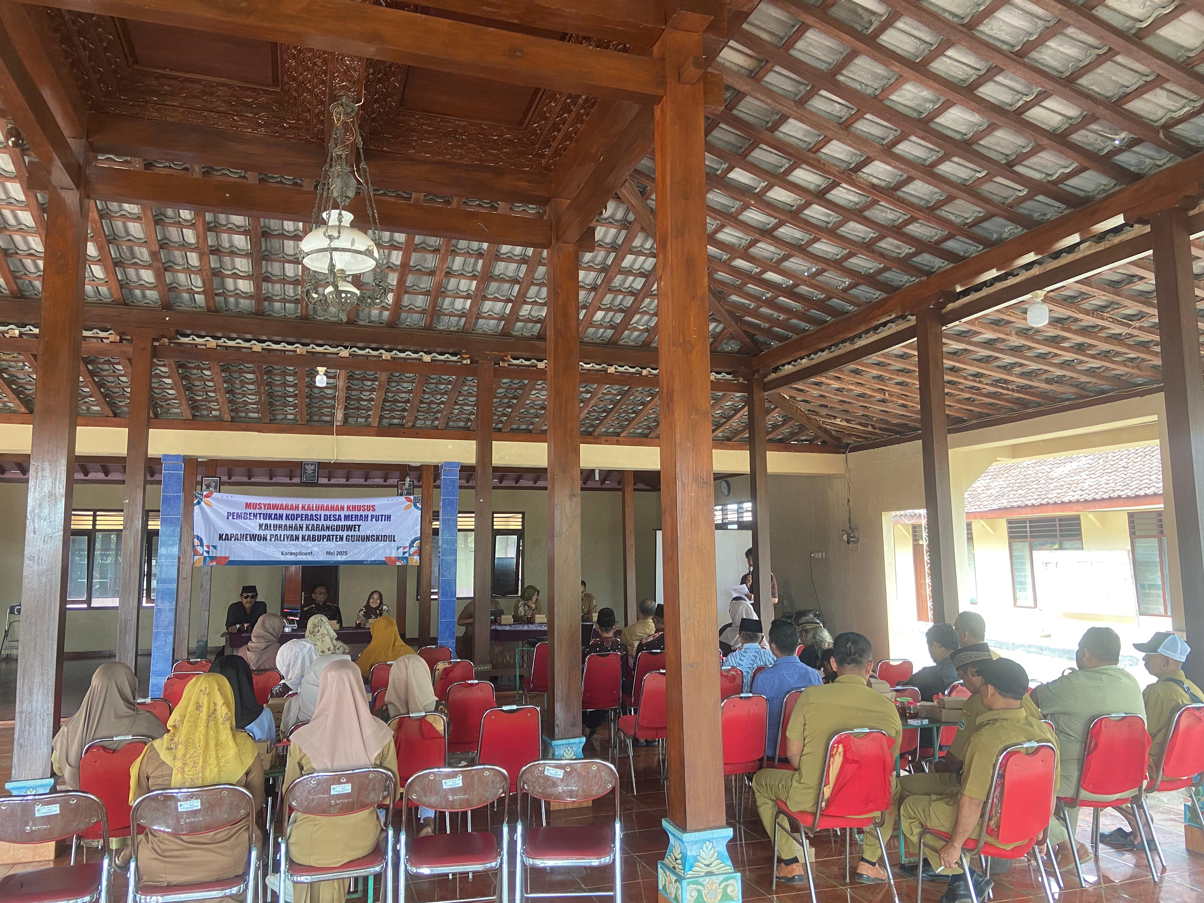 Suasana Musyawarah Khusus Kelurahan Karangduwet dalam rangka pembentukan Koperasi Desa Merah Putih pada Selasa, (19/5).  &nbsp;