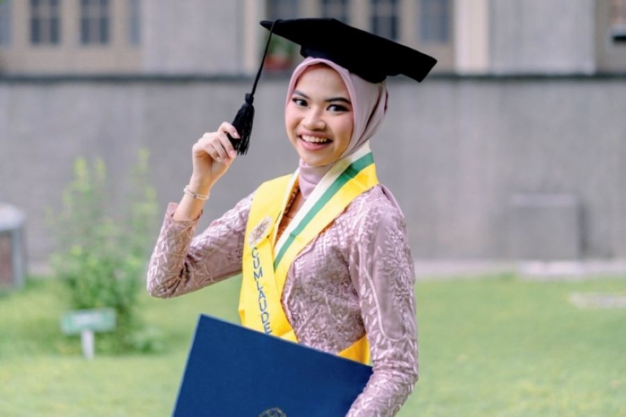 CUM LAUDE: Mutiara Anindyana Hapsari menjadi yang termuda dari wisudawan UGM. Ia lulus S1 Farmasi di usia 19 tahun, 1 bulan 9 hari.