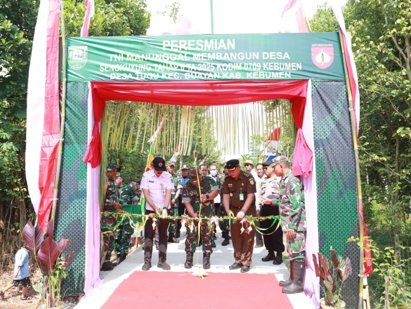 SIAP DIGUNAKAN : Kodim 0709 Kebumen Letkol Czi Ardiantha Purwandhana memotong pita sebagai tanda jalan poros desa yang dibangun prajurit TNI dapat segera difungsikan.