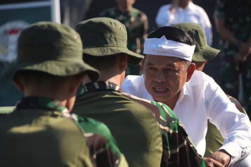 Dedi Mulyadi di barak militer.