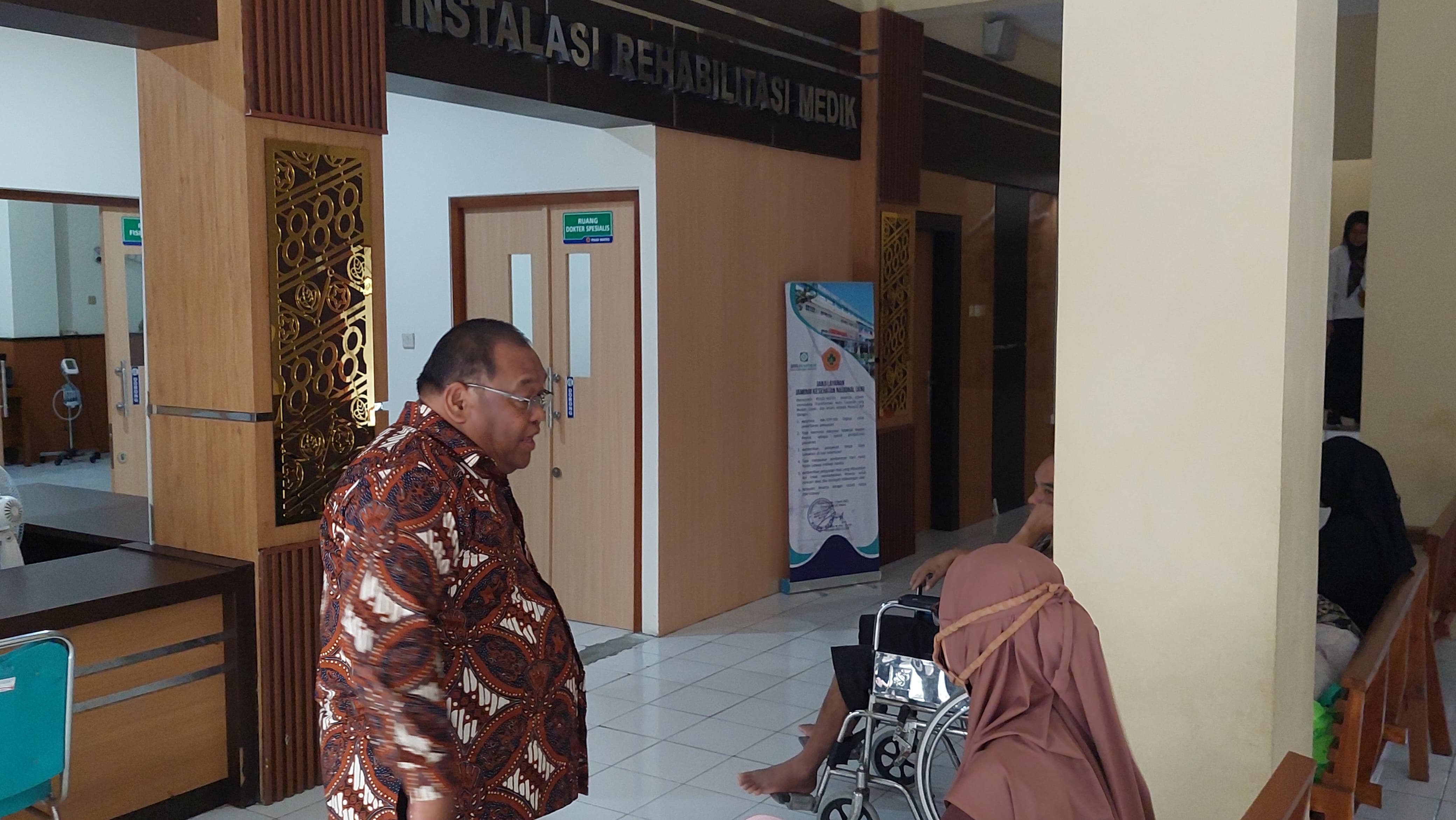 SIDAK: Ketua Komisi D DPRD DIY meninjau antrian di salah satu layanan di RSUD Wates,&nbsp;Rabu (4/6/2025).