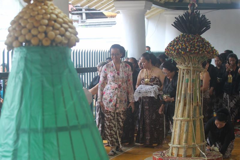 JELANG IDUL ADHA: GKR Mangkubumi memimpin jalannya upacara adat numplak wajik  di  Panti Pareden, Kompleks Magangan, Karaton Ngayogyakarta Hadiningrat, Rabu (4/6).