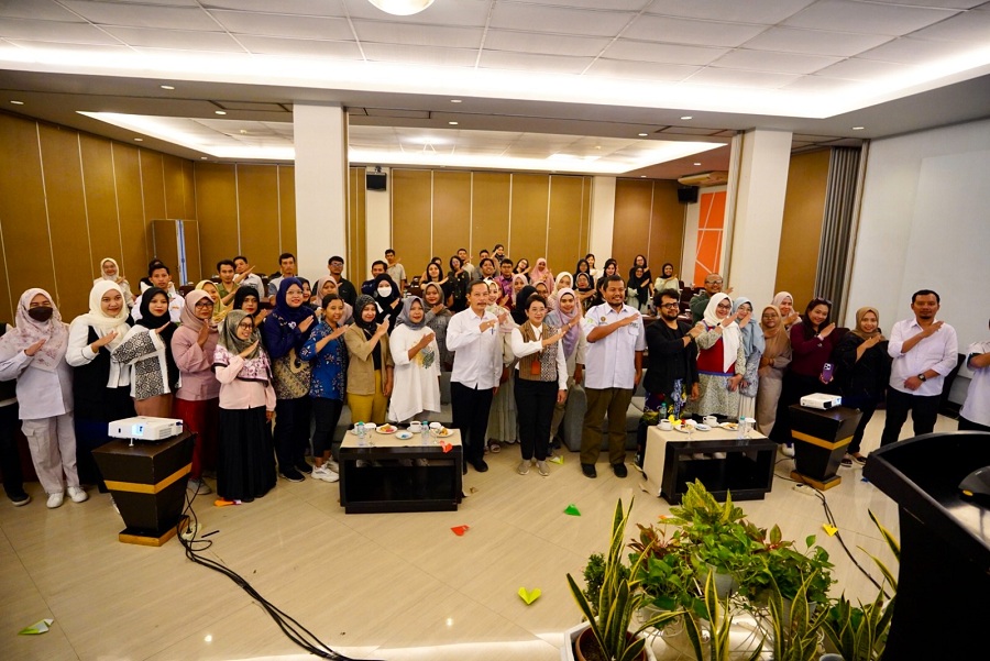 DUKUNGAN SERIUS: Paniradya Pati Kaistimewan Aris Eko Nugroho serta Kepala Dinas Koperasi dan UKM DIY Srie Nurkyatsiwi (tengah) bersama para peserta Workshop Sistemasi Bisnis Inkubasi Bisnis UMKM naik