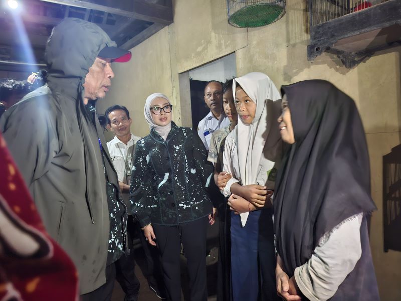 KUNJUNGAN: Wamensos mengunjungi rumah salah satu calon siswa Sekolah Rakyat di Desa Jogomulyo, Tempuran Rabu (4/6).