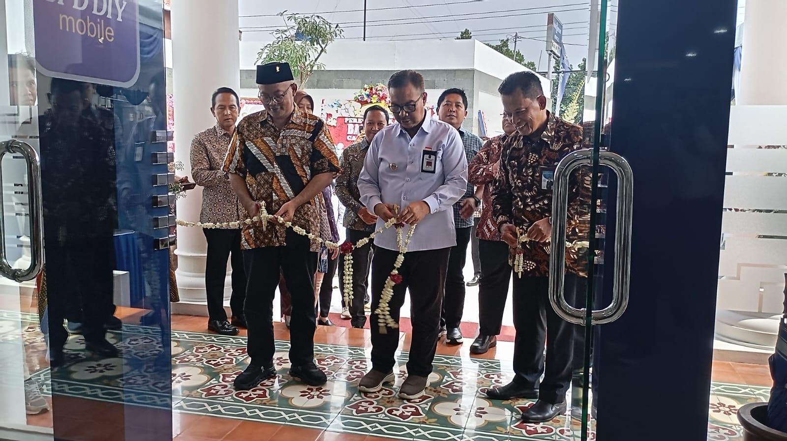 Wali Kota Jogja Hasto Wardoyo saat meresmikan gedung baru Kantor Cabang Pembantu (KCP) BPD DIY di Kemantren Kotagede pada Rabu (4/6/2025).