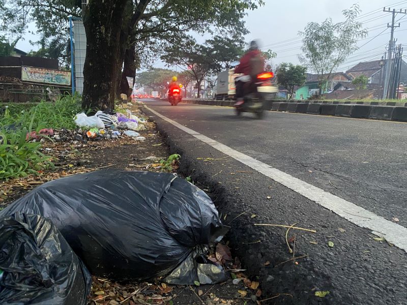 BERSERAKAN: Sampah di ring road selatan, Tanjung, Bangunharjo, Sewon, Bantul, tepatnya di seberang Kantor Pengadilan Tinggi Yogyakarta Rabu (4/6).