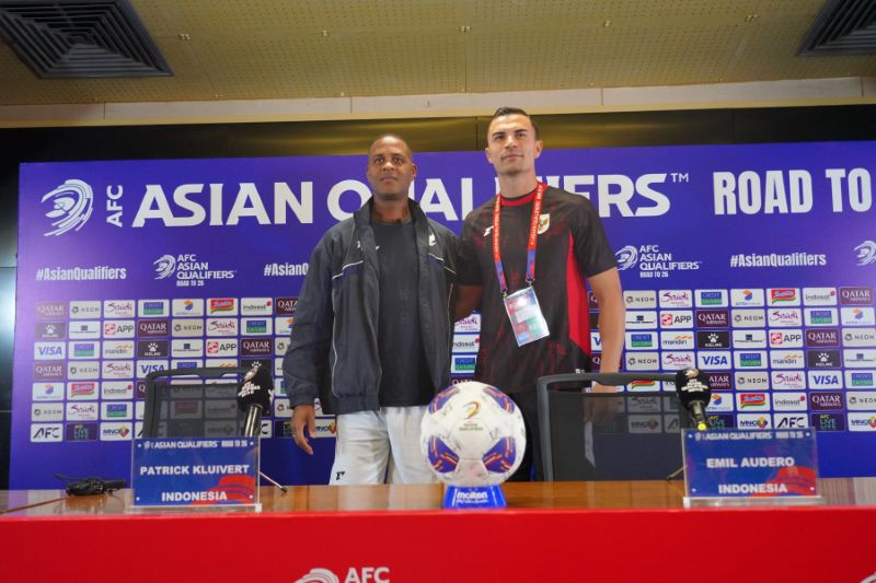 Pelatih Timnas Indonesia, Patrick Kluivert didampingi kiper Emil Audero dalam sesi pers pre-match grup C Kualifikasi Piala Dunia 2026 lawan Tiongkok