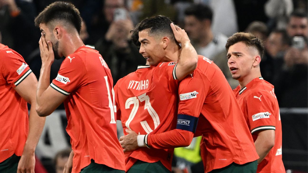 Para pemain Portugal rayakan gol Cristiano Ronaldo ke gawang Jerman yang mengantarkan Selecao ke final UEFA Nations League