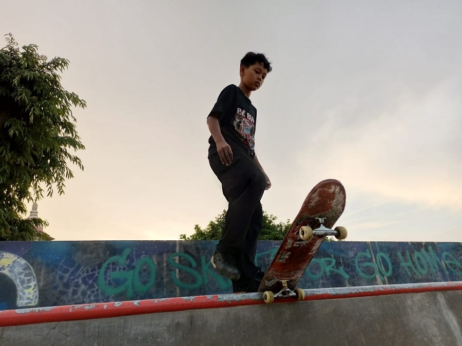LATIHAN BARENG: Pecinta skateboard yang tergabung dalam Kebumen Skateboarding latihan rutin di pojok Alun-alun Pancasila.