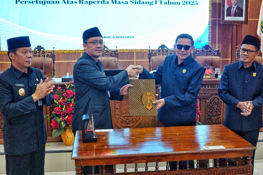 Ketua DPRD Kabupaten Magelang dalam rapat paripurna persetujuan atas Rancangan Peraturan Daerah (Raperda) masa sidang I tahun 2025.