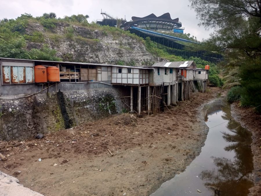 Sebanyak 9 Bangunan mendirikan pondasi bangunan di badan muara sungai Pantai Drini.
