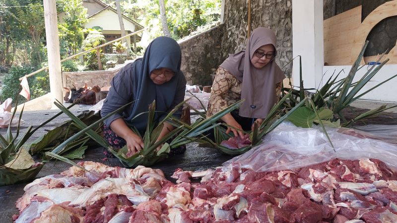 ANTUSIAS: Ibu-ibu Padukuhan Kopat Kulon Progo memasukkan daging ke wadah sarangan. Wadah unik dari anyaman daun kelapa.&nbsp;