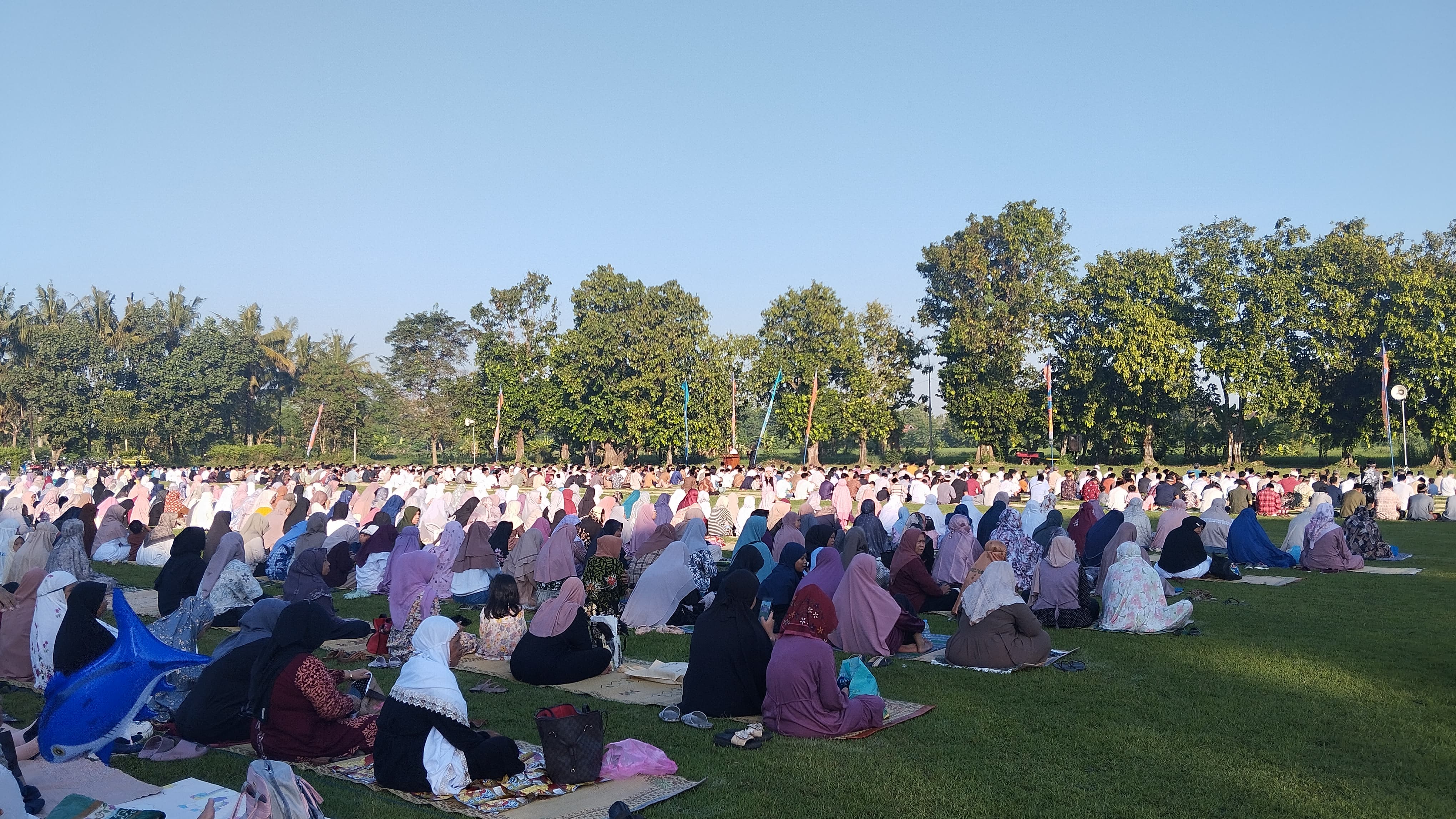 Ramai: Ratusan warga memadati Lapangan Trirenggo untuk salat Idul Adha Jumat (6/6). 