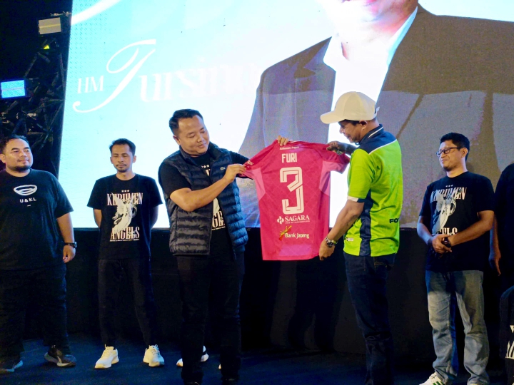 Presiden Klub Kebumen United Angels HM Tursino menyerahkan jersey kepada Wakil Bupati Kebumen Zaeni Miftah sebagai tanda kesiapan tim fustal Kebumen mengikuti Women Pro Futsal League (WFPL) 2025.
