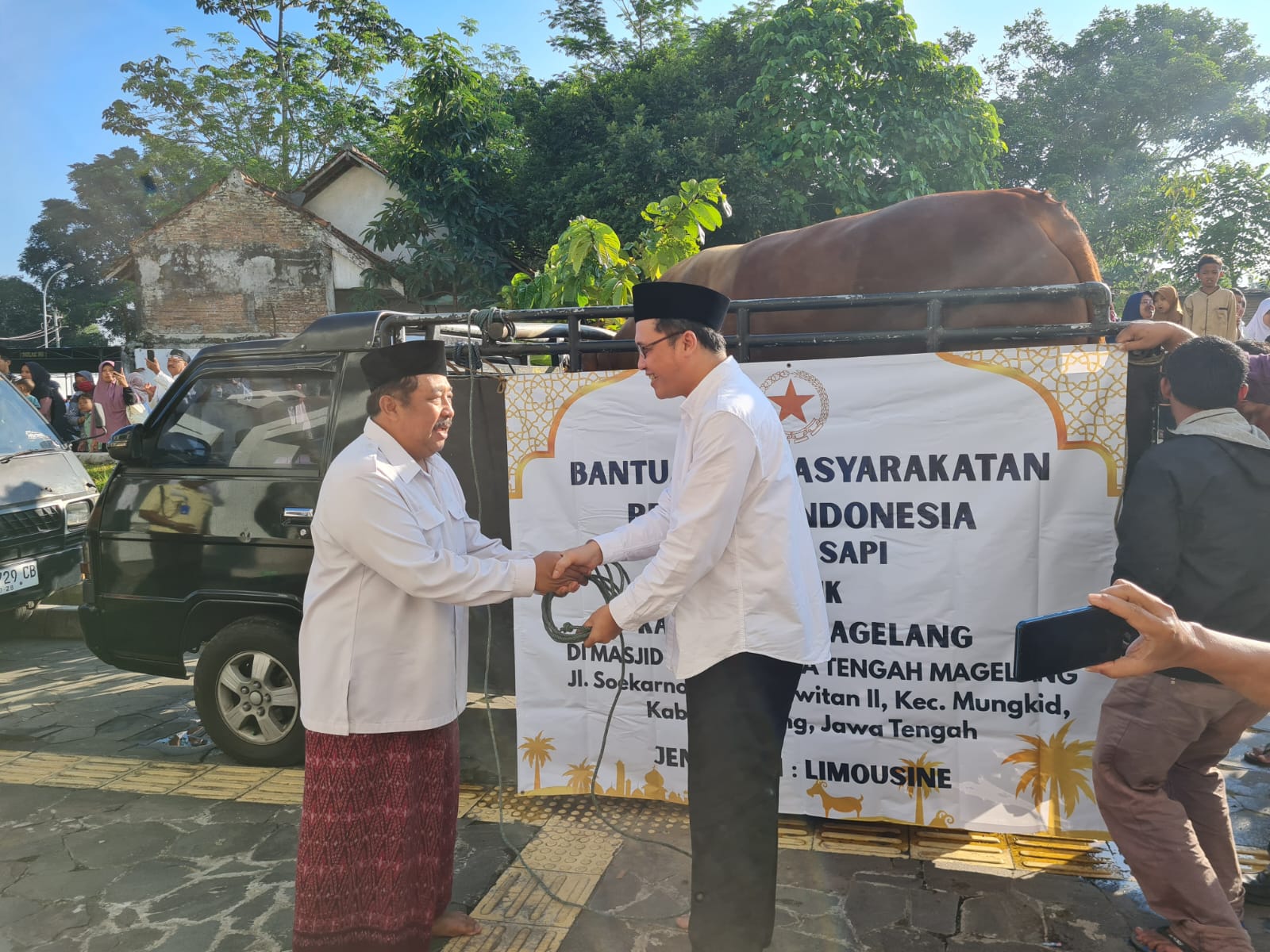 SIMBOLIS: Bupati Magelang saat menyerahkan hewan kurban kepada MAJT An-Nuur Kabupaten Magelang, Jumat (6/6/2025).