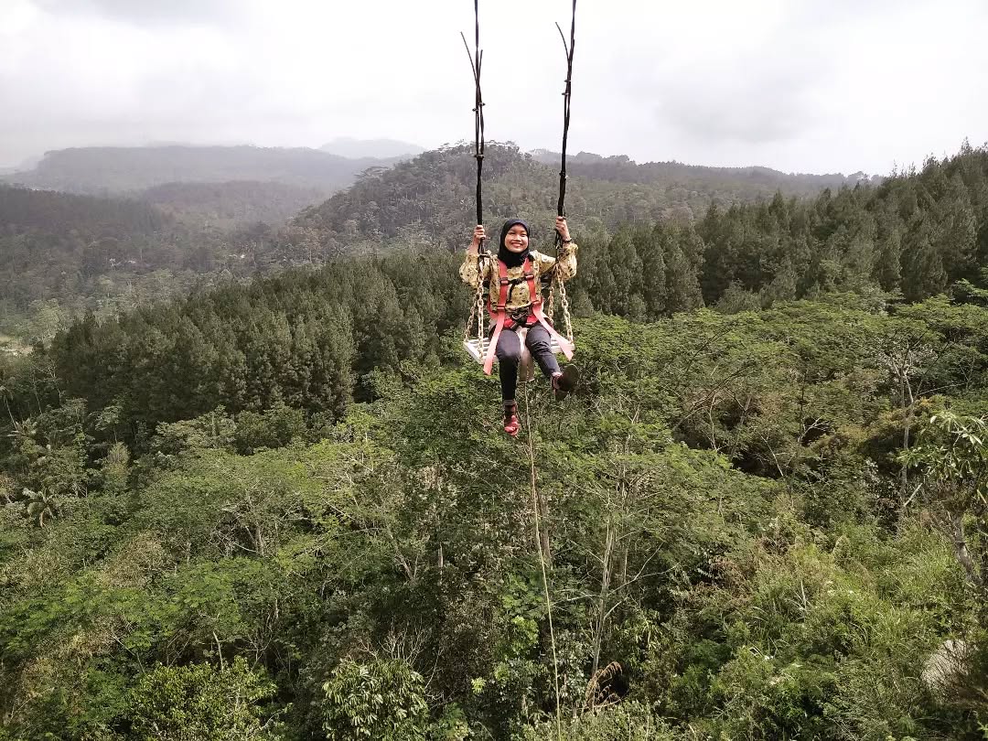 Salah satu pengunjung mencoba wahana ayunan langit.