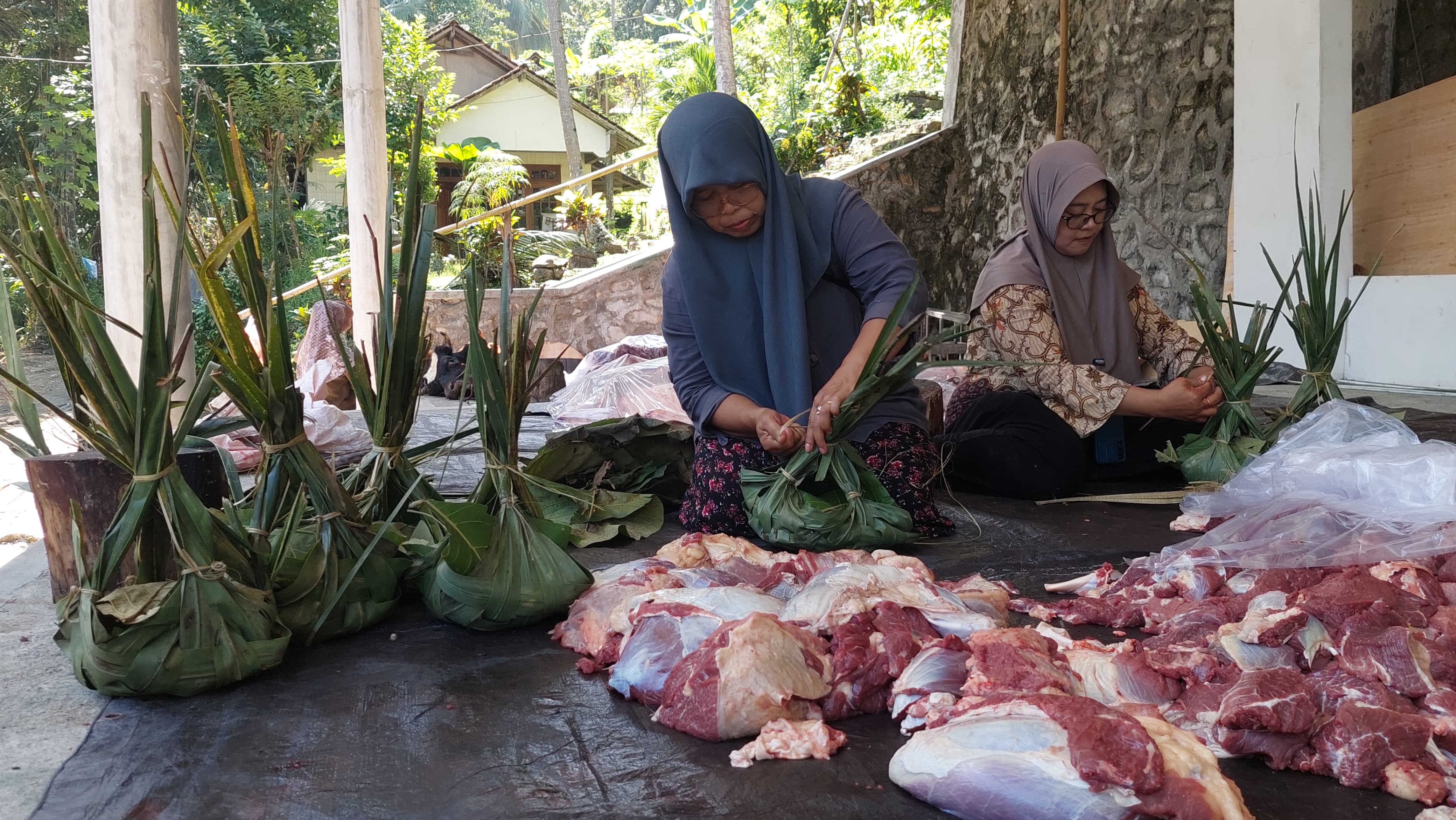 ANTUSIAS: Ibu-ibu Padukuhan Kopat Kulon Progo memasukkan daging ke wadah sarangan. Wadah unik dari anyaman daun kelapa.&nbsp;