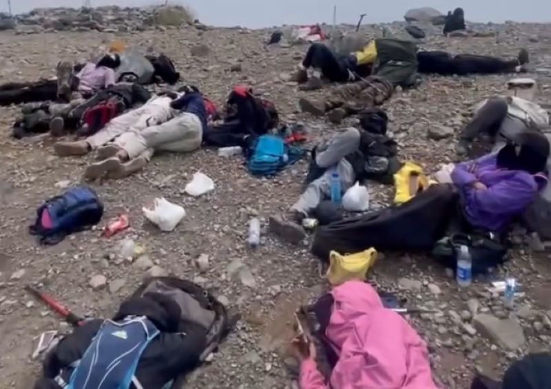 Salah satu video orang-orang melakukan istirahat di puncak gunung akibat kontorversi booking lahan camp.