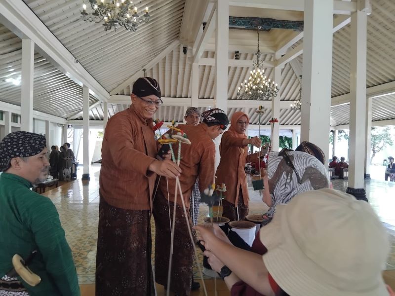 Persiapan uborampe gunungan Grebeg Besar Hajad Dalem Grebeg Besar Tahun Je 1958/2025 di Pendopo Wiyata Praja, Kompleks Kepatihan, Sabtu (7/6/2025) siang.&nbsp;