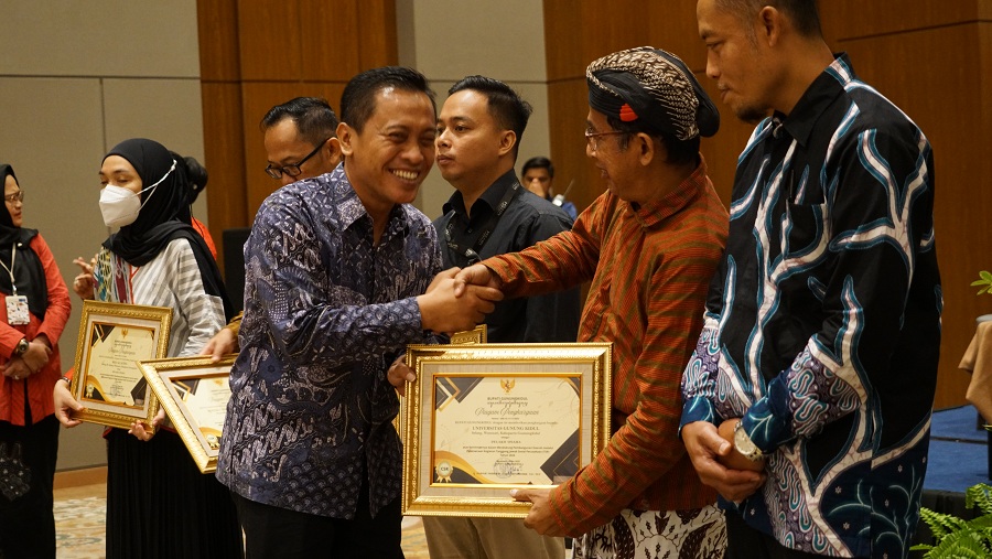 SIMBOLIS: Penyerahan piagam penghargaan ke 55 perusahaan tertib dana CSR dari Pemkab Gunungkidul.