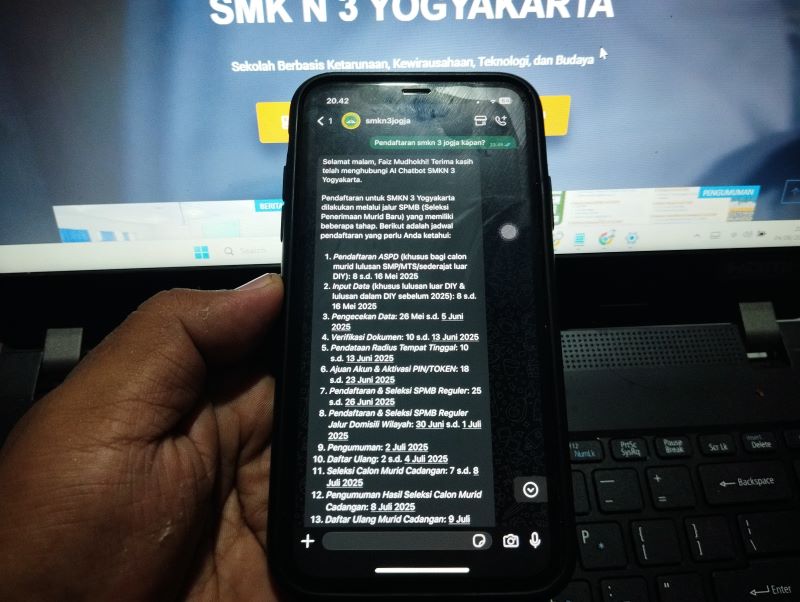 Siswa SMKN 3 Jogja dan chatbot aplikasi WhatsApp untuk menggali informasi seputar sekolah kejuruan ini, termasuk soal SPMB.