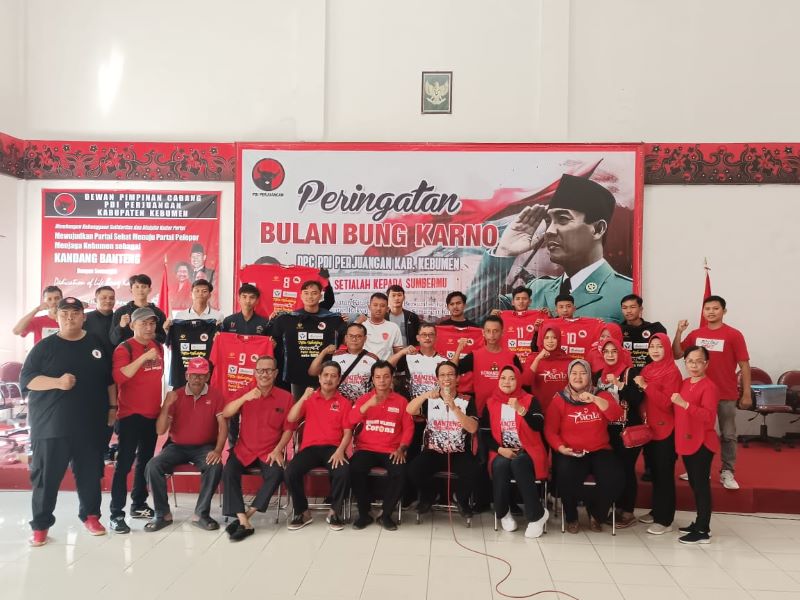 KOMPAK: Pemain Banteng Kebumen FC bersama jajaran pengurus DPC PDI Perjuangan Kebumen menunjukkan jersey kebanggan sebelum menghadapi turnamen Soekarno Cup 2025.