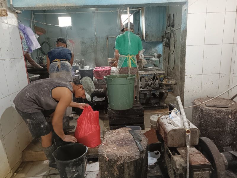 KEBANJIRAN ORDER: Karyawan kios penggilingan daging sibuk melayani permintaan masyarakat yang datang untuk menggiling daging hasil kurban.