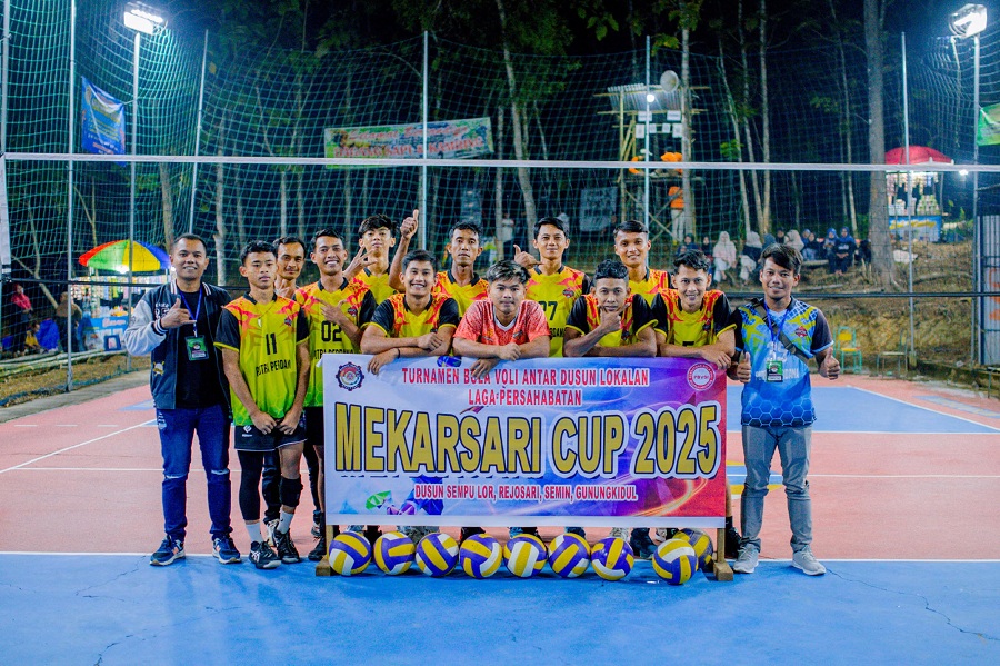 EVEN LOKAL: Permainan bola voli dalam ajang turnamen yang diselenggarakan Karang Taruna Mekarsari Sempu Lor.