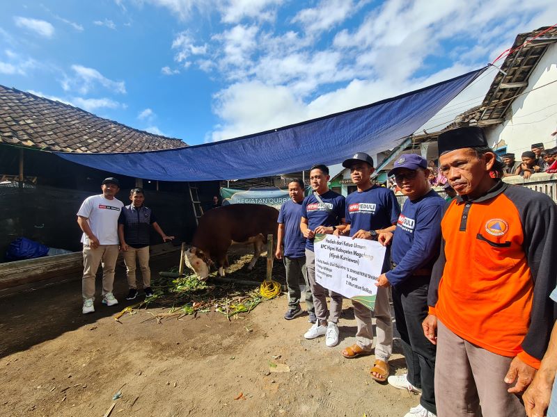 BERBAGI: HIPMI Kabupaten Magelang memberikan bantuan berupa satu ekor sapi kepada warga Dusun Jlupogunung, Kembangkuning Minggu (8/6).