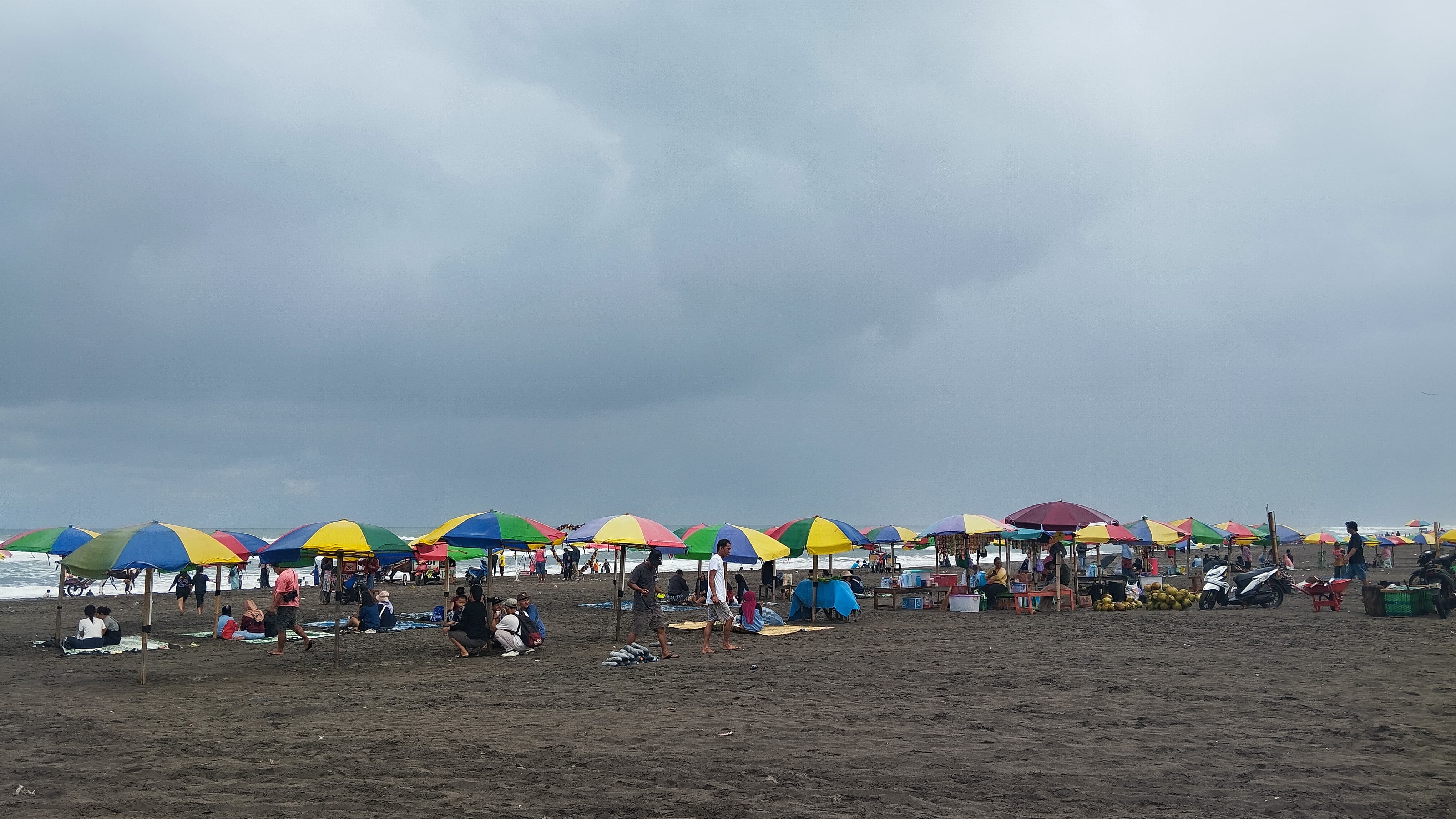 Ramai: Suasana Pantai Parangtritis di Long Weekend IdulAdha Minggu (8/6)