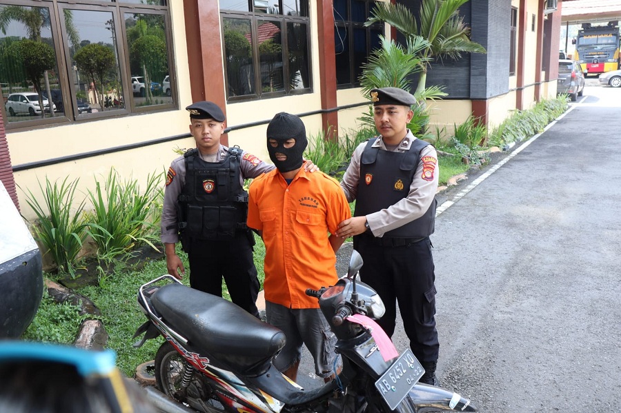 MENGAMANKAN: Personel Polres Kulon Progo memperlihatkan barang bukti beserta tersangka pencurian sepeda motor,&nbsp;Minggu (8/6/2025).