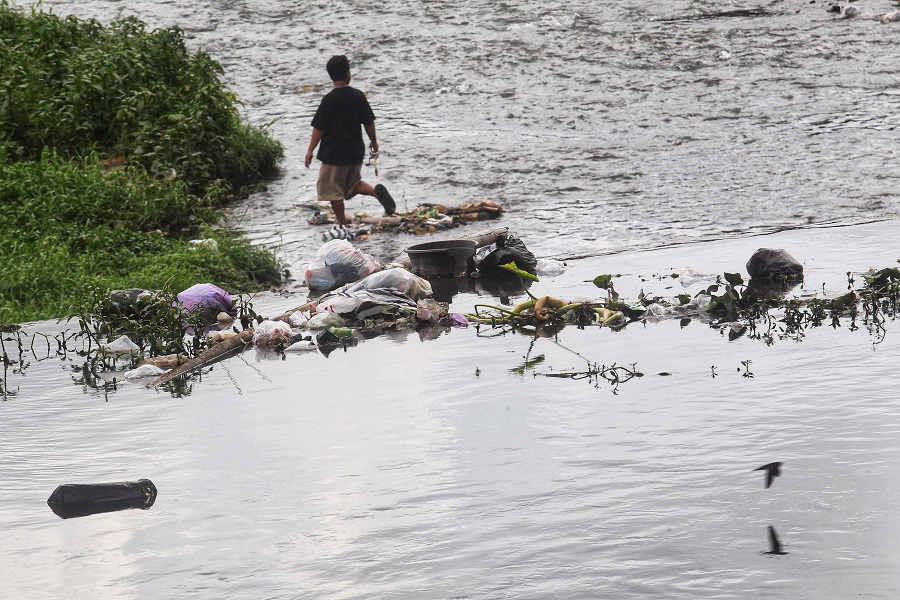Sampah mengapung di Sungai Code, Kota Jogja, Minggu (8/6/2025).