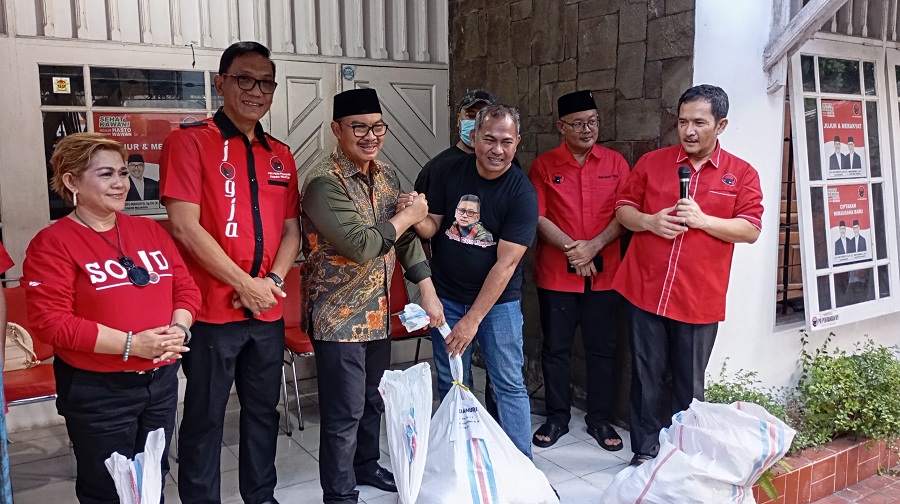 BERBAGI: Wali Kota Jogja Hasto Wardoyo bersama dengan pengurus DPC PDI Perjuangan Kota Jogja saat memberikan daging kurban,&nbsp;Minggu (8/6/2025).