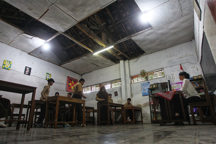 Kondisi ruangan kelas yang rusak dan masih digunakan untuk kegiatan belajar mengajar (KBM) siswa dan guru di SMP Gotong Royong, Tompeyan, Kemantren Tegalrejo, Kota Jogja, Minggu 5/6/2025)