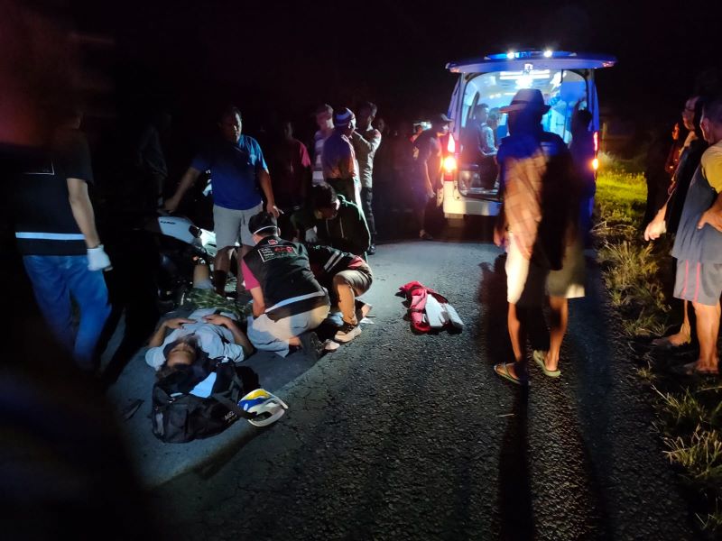 LAKA LANTAS: Korban kecelakaan di Jalan Samas yang mengendarai motor Mio sedang ditangani oleh petugas setempat Minggu (8/6)