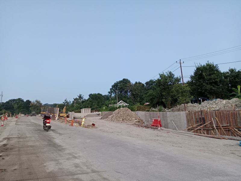 TIMBULKAN DEBU: Proses pembangunan underpass Sleman-Gunungkidul di wilayah Jalan Candi Ijo Minggu (8/6).