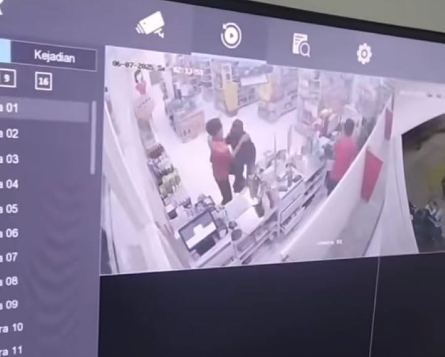 Istimewa: Rekaman CCTV saat dua perampok melancarkan aksinya di Alfamart Semanu pada Sabtu dini hari (7/6).