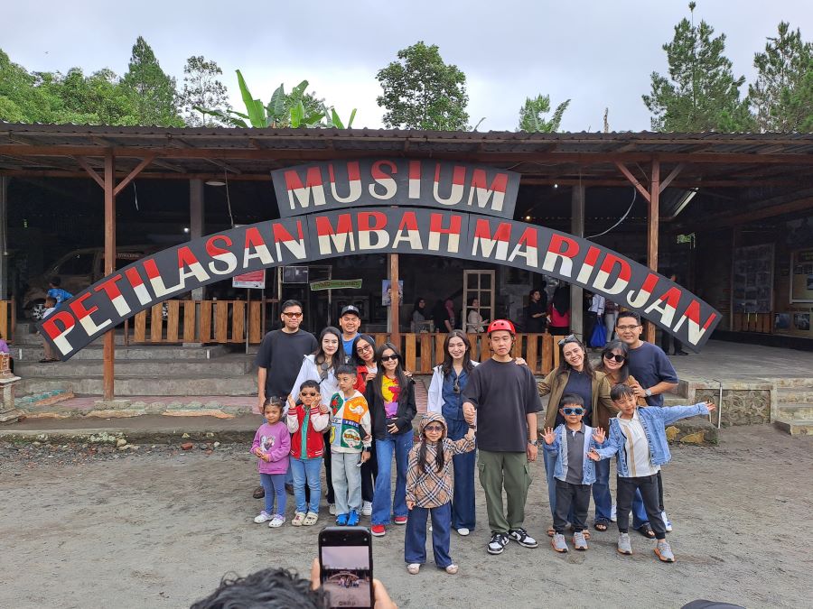 Wapres Gibran sekeluarga saat berkunjung ke Wisata Lava Tour Merapi