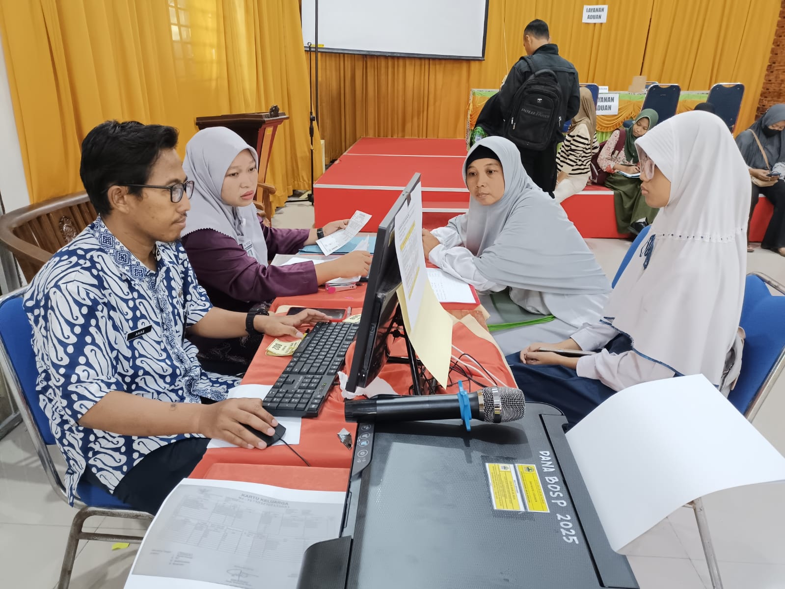 Calon murid baru didampingi orang tua mendatangi SMAN 1 Kebumen untuk verifikasi berkas seleksi penerimaan murid baru (SPMB) tahun ajaran&nbsp;2025/2026.